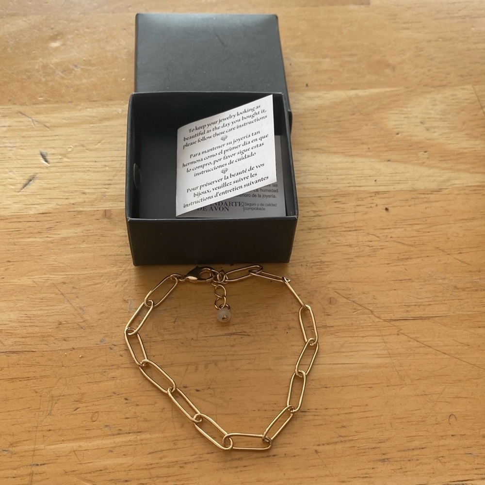 Avon Gold tone paper clip Chain Bracelet with hanging bead. Adjusts 7-8 in. NWOT